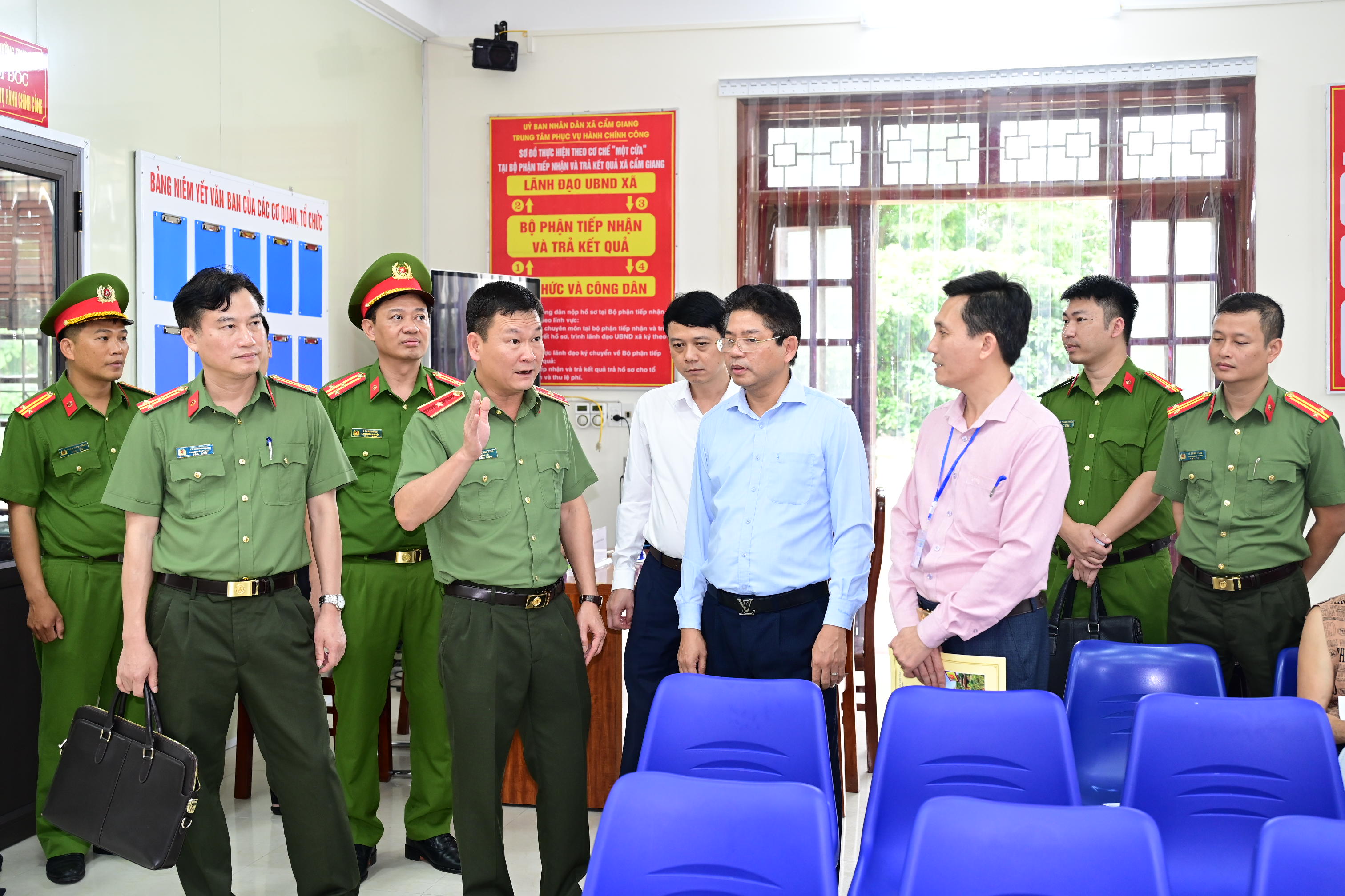 Thiếu tướng Bùi Quang Bình, Ủy viên BTV Thành ủy, Giám đốc CATP kiểm tra công tác chuẩn bị Đại hội Đảng và thực hiện mô hình chính quyền địa phương 2 cấp tại xã Cẩm Giang